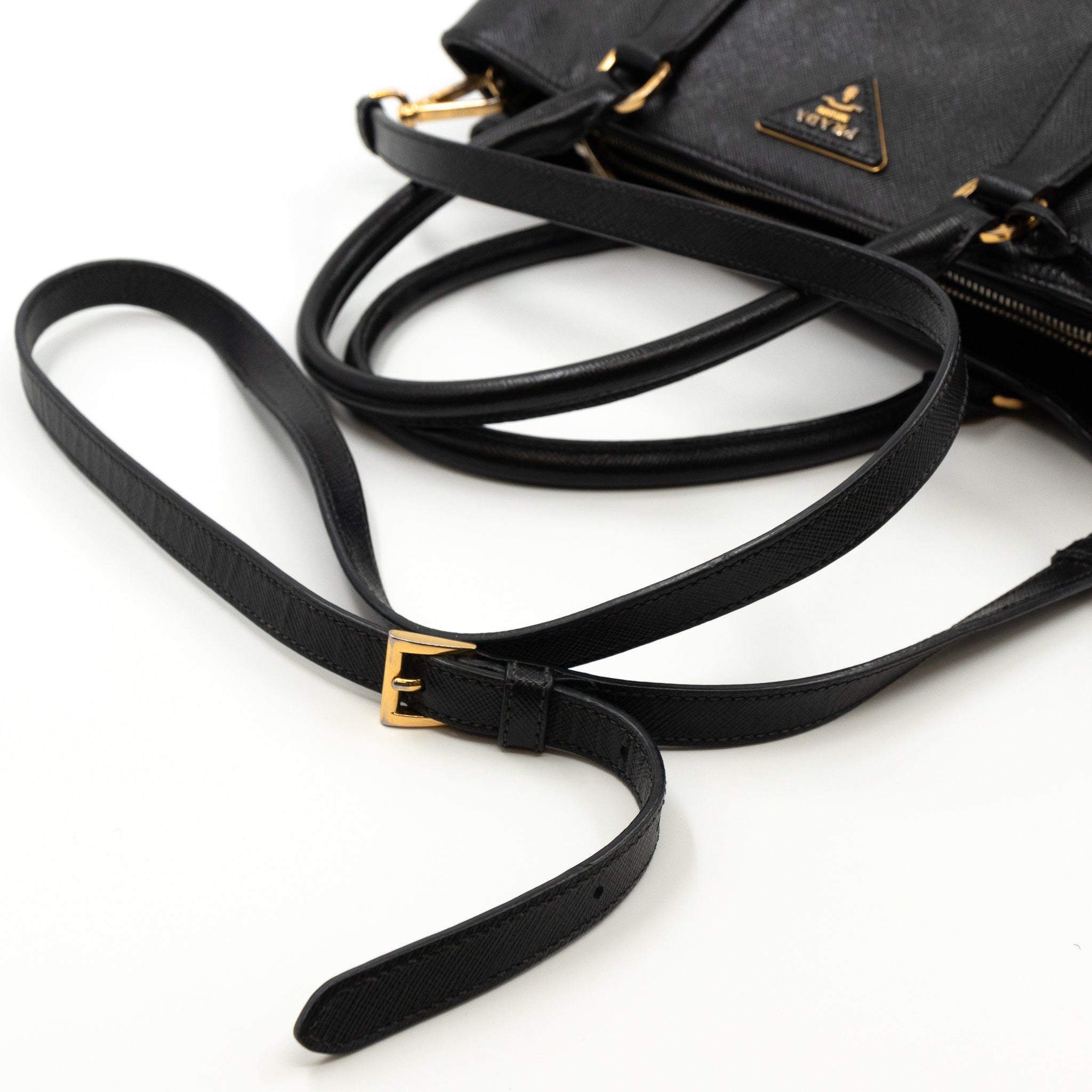 Galleria Medium Single Zip Black Saffiano