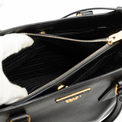 Galleria Medium Single Zip Black Saffiano
