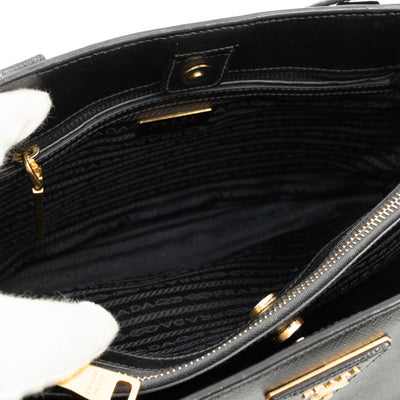 Galleria Medium Single Zip Black Saffiano
