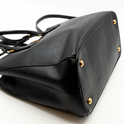 Galleria Medium Single Zip Black Saffiano